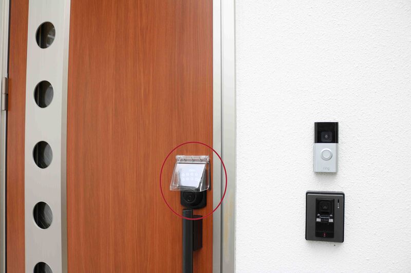 玄関のスマートロックとタブレット